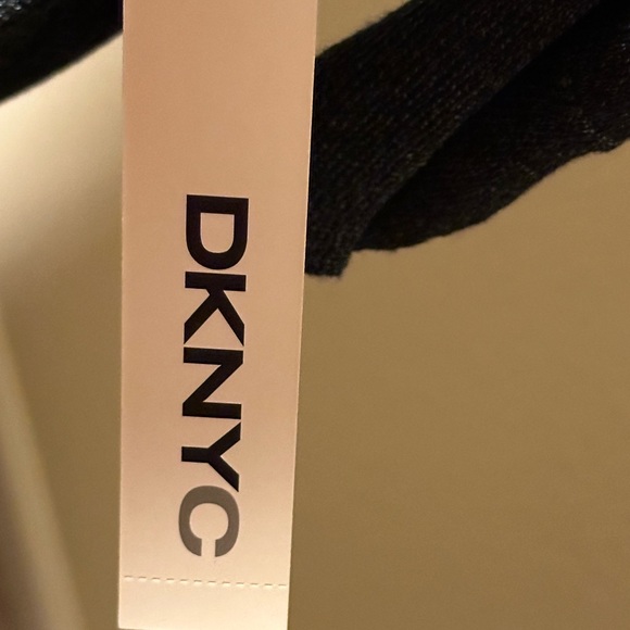 (NWT)DKNY Viscose Rayon Blouse w/fishtail hemline Color:Black /Size:M - Picture 4 of 9